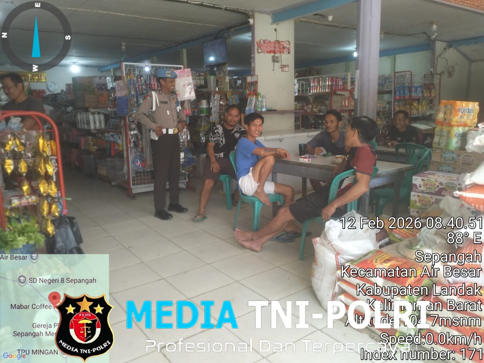 Hangat dan Penuh Makna, Kanit Provos Polsek Air Besar Sambangi Warga Secara Kekeluargaan