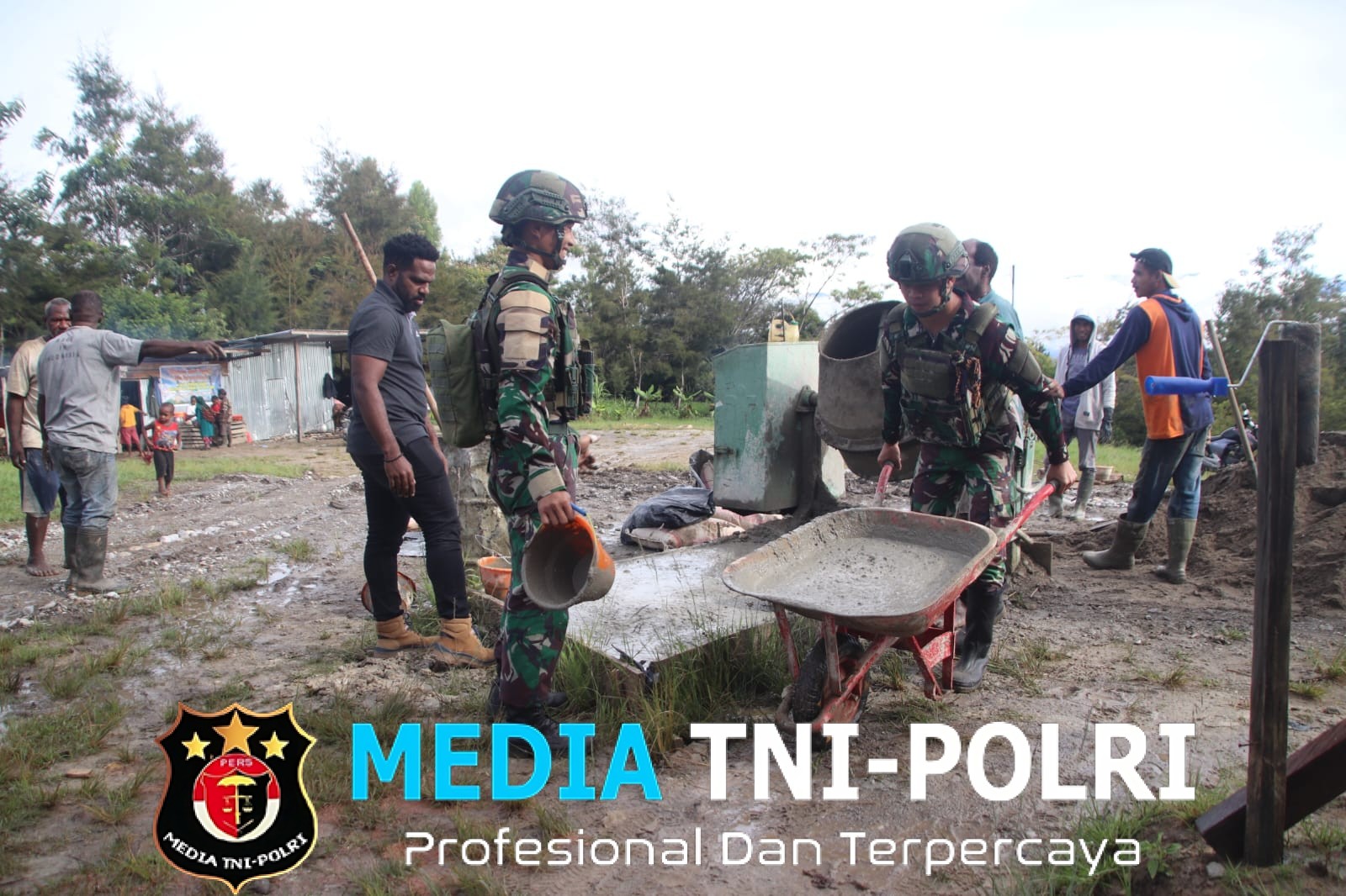 Gotong Royong Satgas Yonif 521/DY Turut Andil dalam Pembangunan Masjid Muhammad Aippon Asso di Distrik Walesi