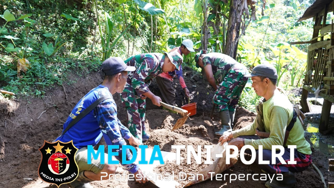 Peduli Kesehatan Warga, Satgas TMMD Ke 127 Kodim 0808/Blitar Kerjakan Pondasi MCK Mbah Sinem
