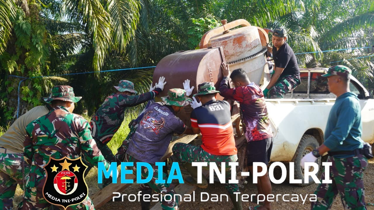 Satgas TMMD Reg Ke-127 Bekerjasama Untuk Memindahkan Mesin Molen