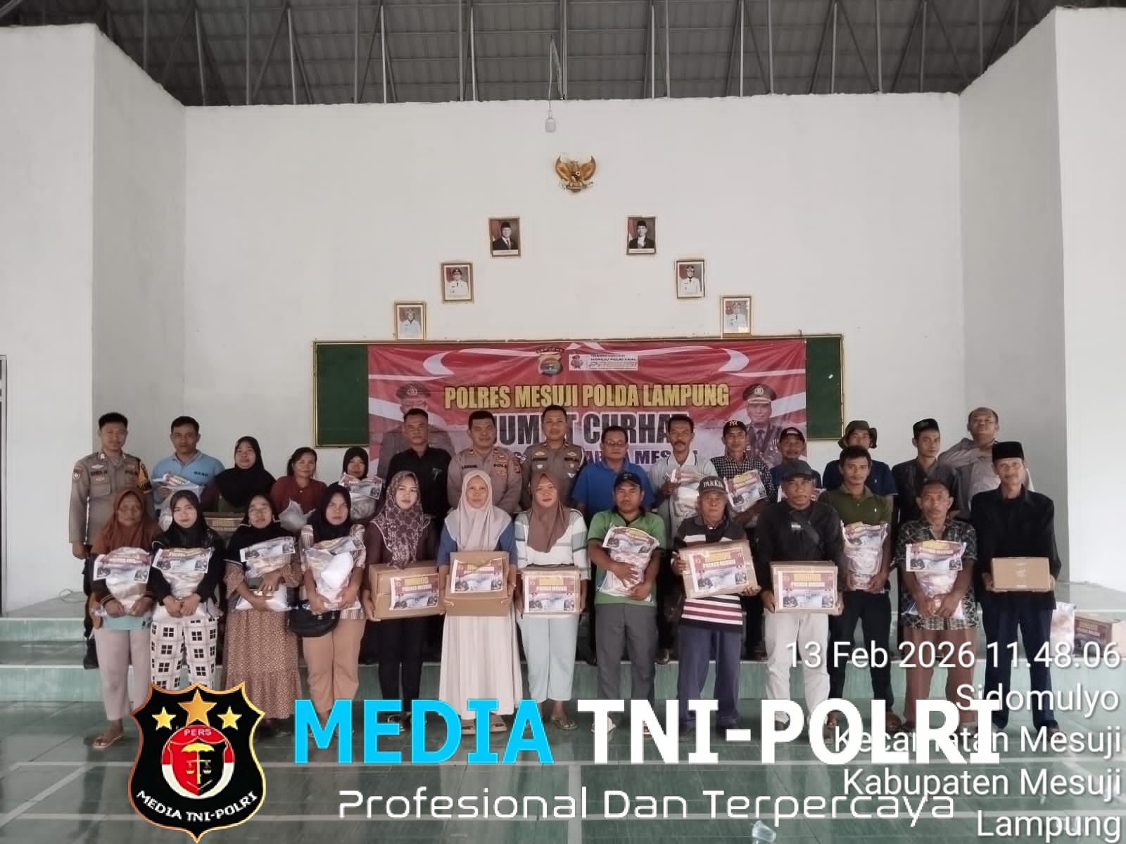 Sembako (Formal & Informatif) Dekatkan Diri ke Masyarakat, Kapolres Mesuji Pimpin Jumat Curhat dan Berbagi Paket Sembako