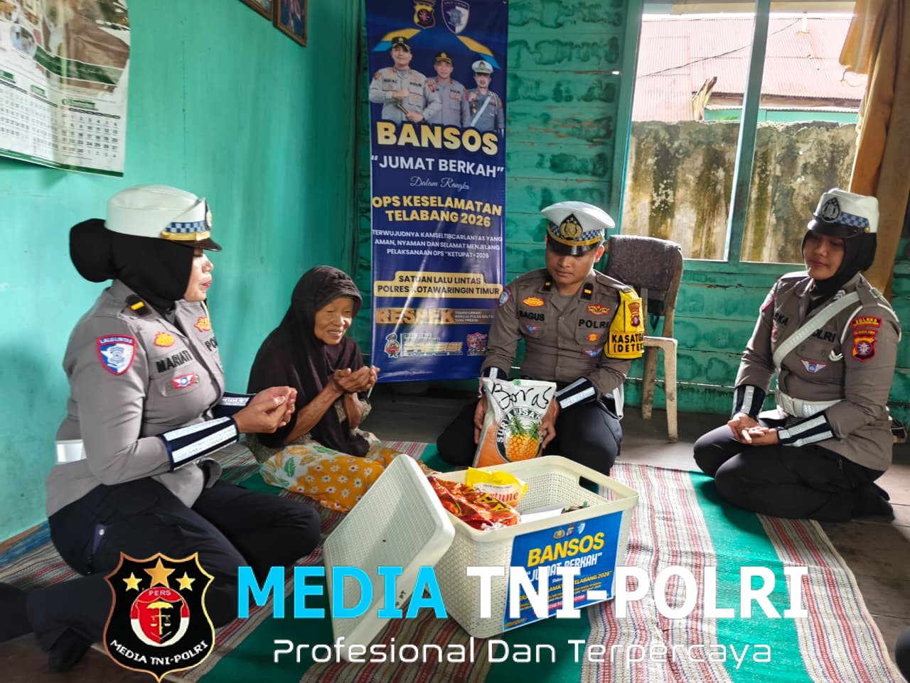 Sat Lantas Polres Kotim Menyapa dan Berikan Bansos Jumat Berkah dalam Ops Keselamatan Telabang 2026