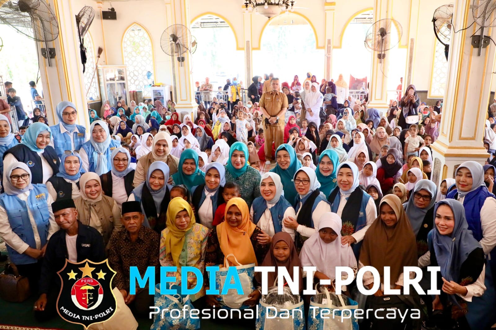 Seruni Serahkan Bantuan di Pidie Jaya, Ketum Seruni Tri Tito Dorong Transisi Pemulihan Dipercepat