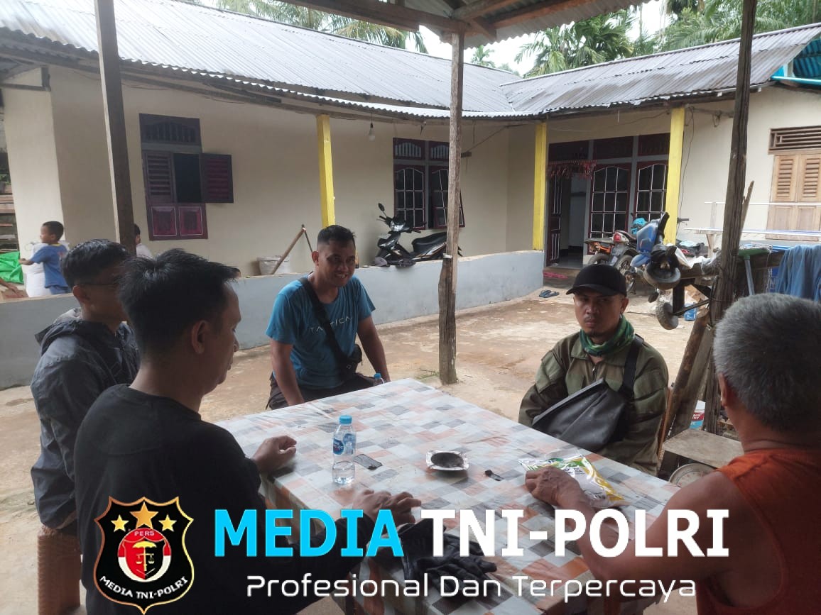 Jalin Kedekatan Dengan Petani Jagung, Kapolsek Mempawah Hulu Sambangi Warga Desa Salumang