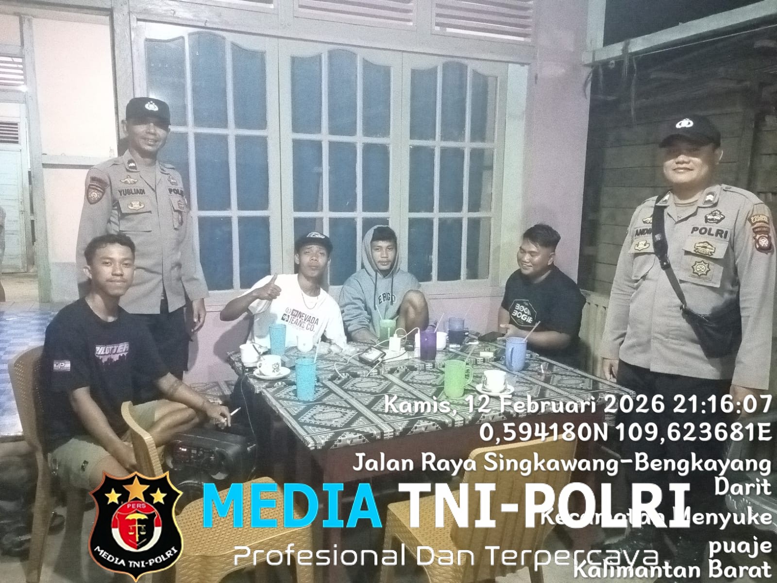 Tingkatkan Kewaspadaan, Samapta Polsek Menyuke Ajak Warga Jaga Kamtibmas Saat Malam Hari