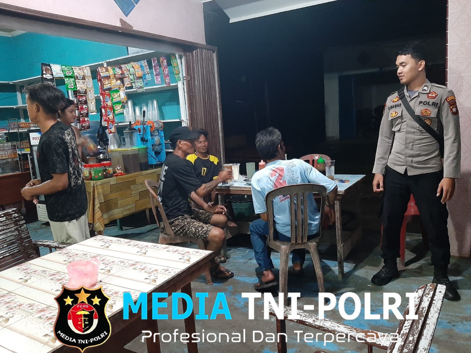 Saat Malam Menjadi Tenang, Polisi Menyapa Warga Lewat Patroli