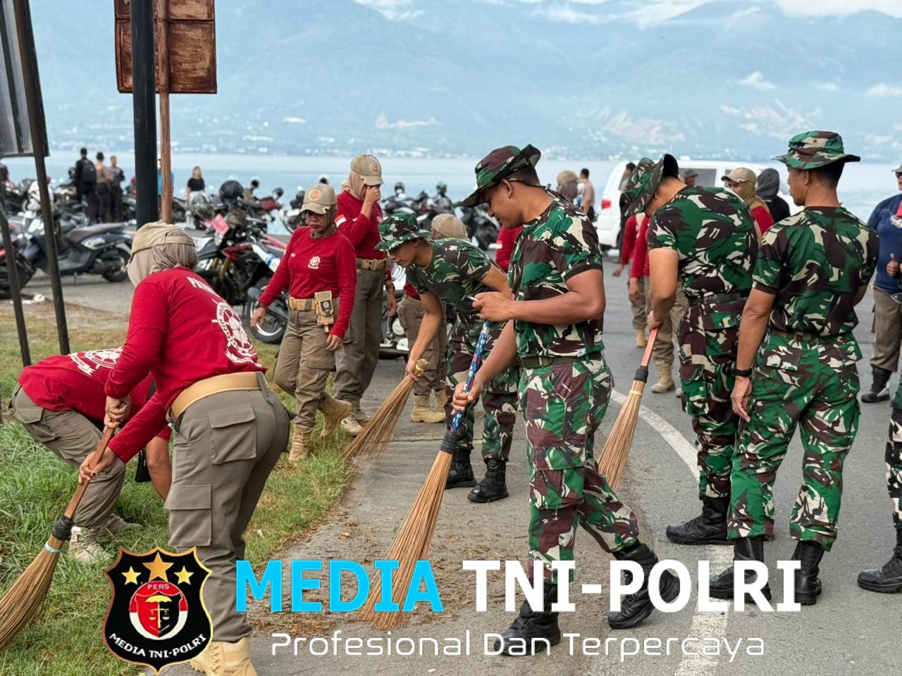 Melalui Karya Bhakti TNI, Kodam XXIII/Palaka Wira Tingkatkan Kepedulian Lingkungan di Pesisir Pantai dan Pasar Tradisional