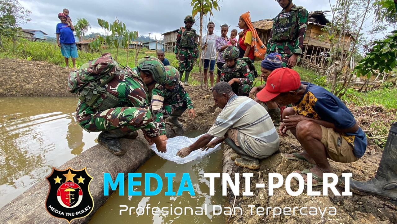 Pos Denom Satgas Yonif 751/VJS Serahkan Bibit Ikan untuk Warga Dorong Ketahanan Pangan dan Budidaya Produktif