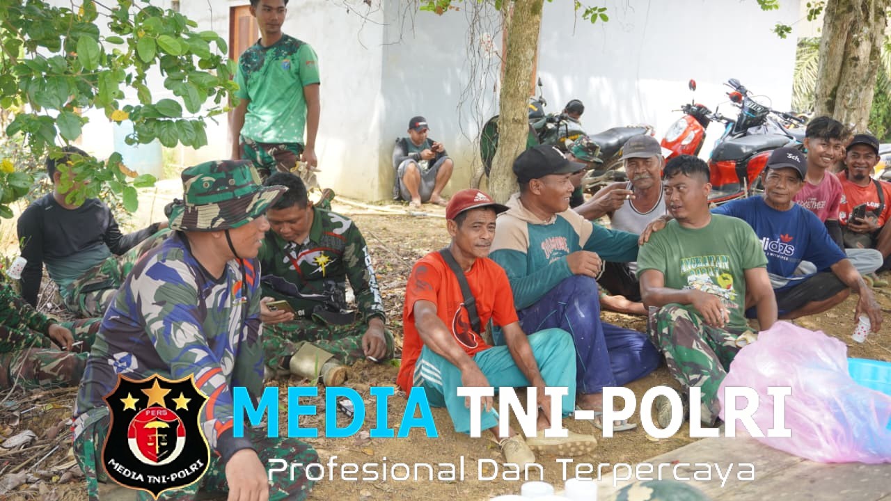 Tak Ada Jarak TNI dan Warga Masyarakat Nikmati Istrahat Siang Bersama di Lokasi TMMD Reg ke127 Kodim 1015/Sampit