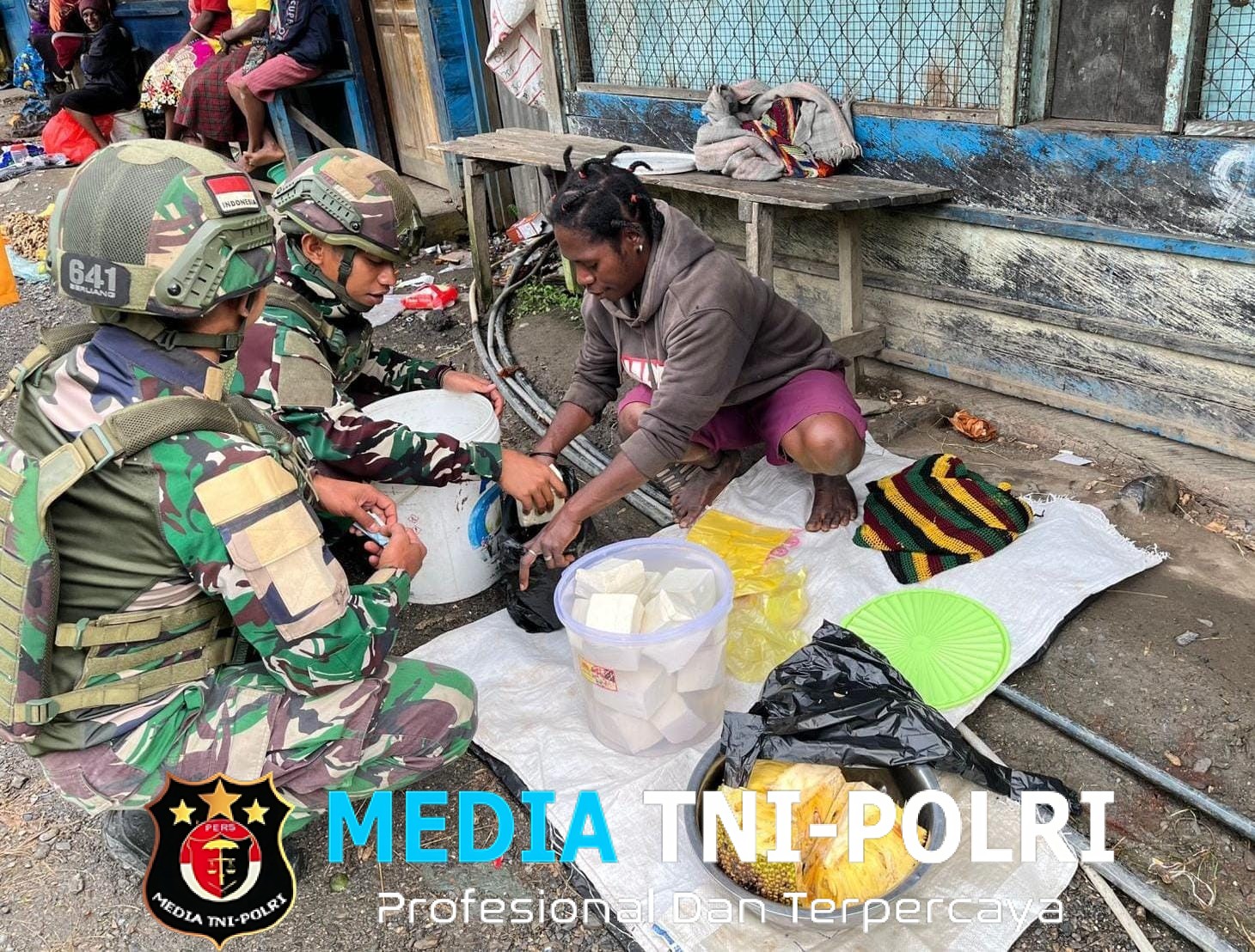 Roda Perekonomian Pasar Tradisional, Satgas Yonif 521/DY Hadir Dukung Kemajuan Masyarakat di Distrik Kelila