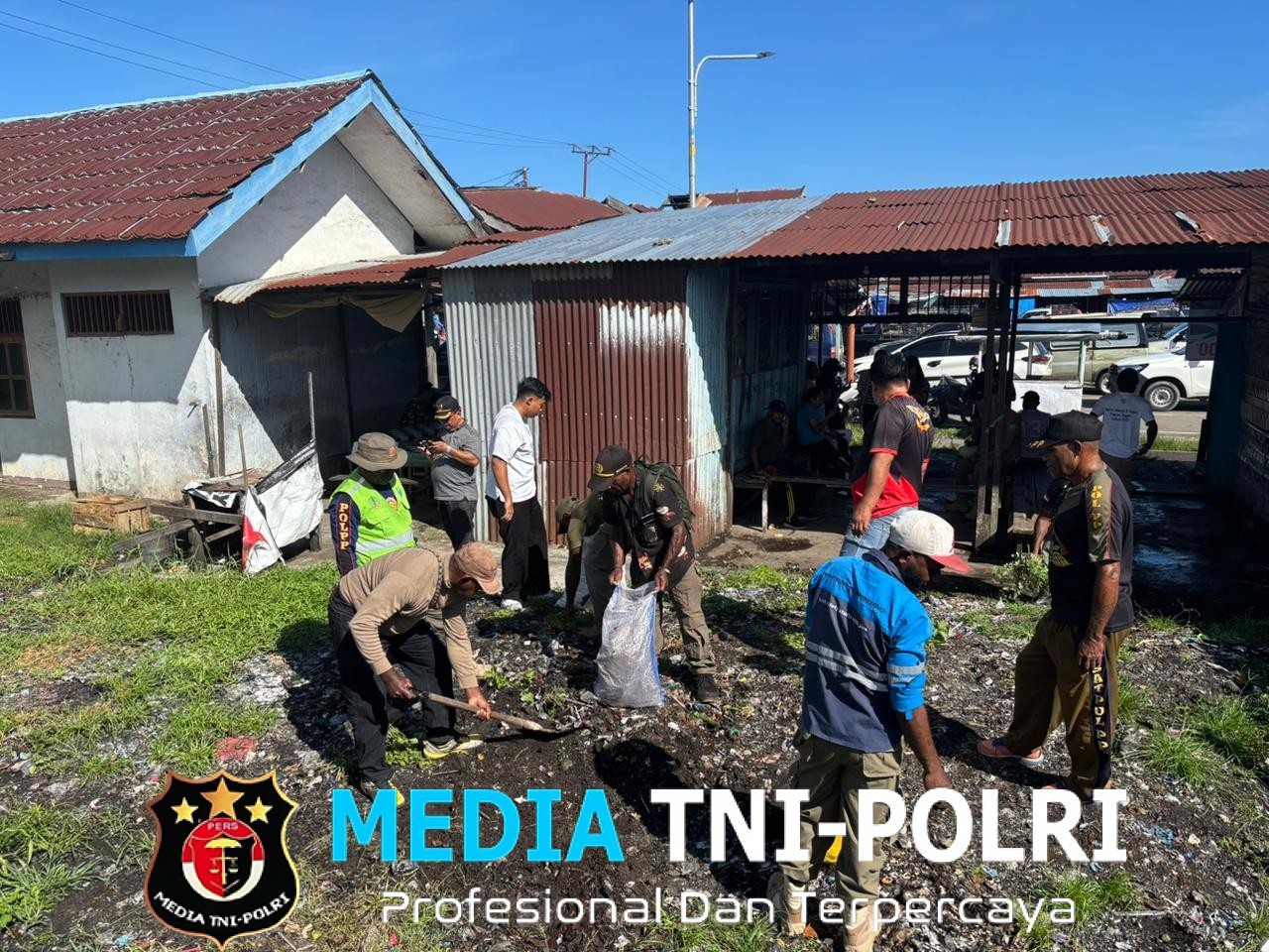 Kodim 1705/Nabire Bersama Polri, Pemda dan Masyarakat Laksanakan Pembersihan di Pasar Kalibobo
