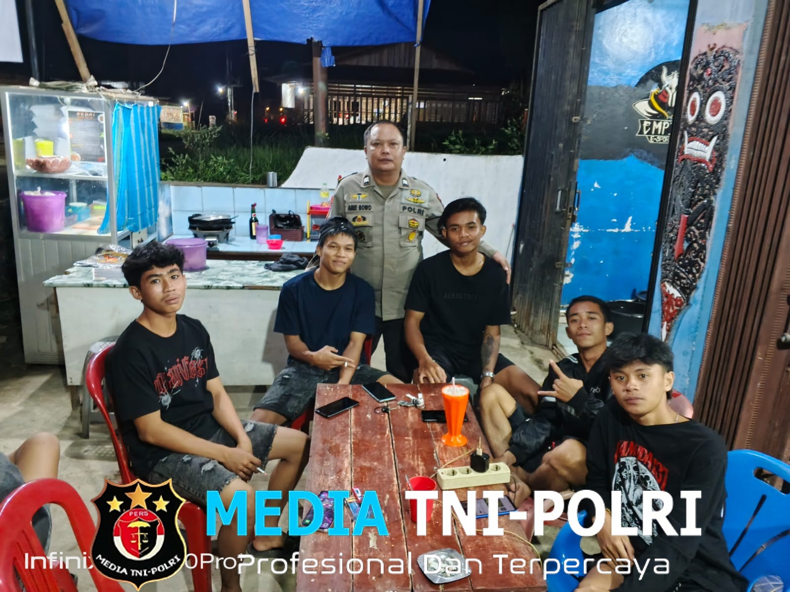 Beginilah Kedekatan Polisi dan Pemuda di Malam Hari, Penuh Keakraban dan Keindahan Kebersamaan