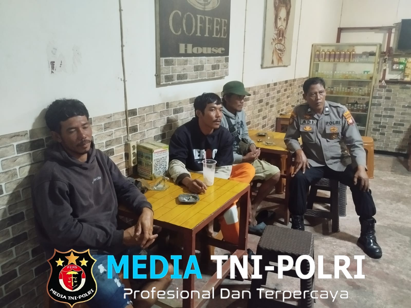 Humanis dan Bersahabat, Polisi Sambangi Warga Saat Patroli Malam