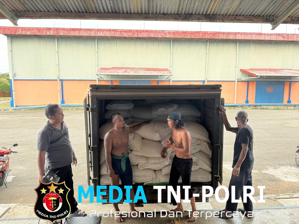 Polsek Ngabang Kirim 2,6 Ton Jagung Hasil Demplot ke Gudang Bulog Pontianak