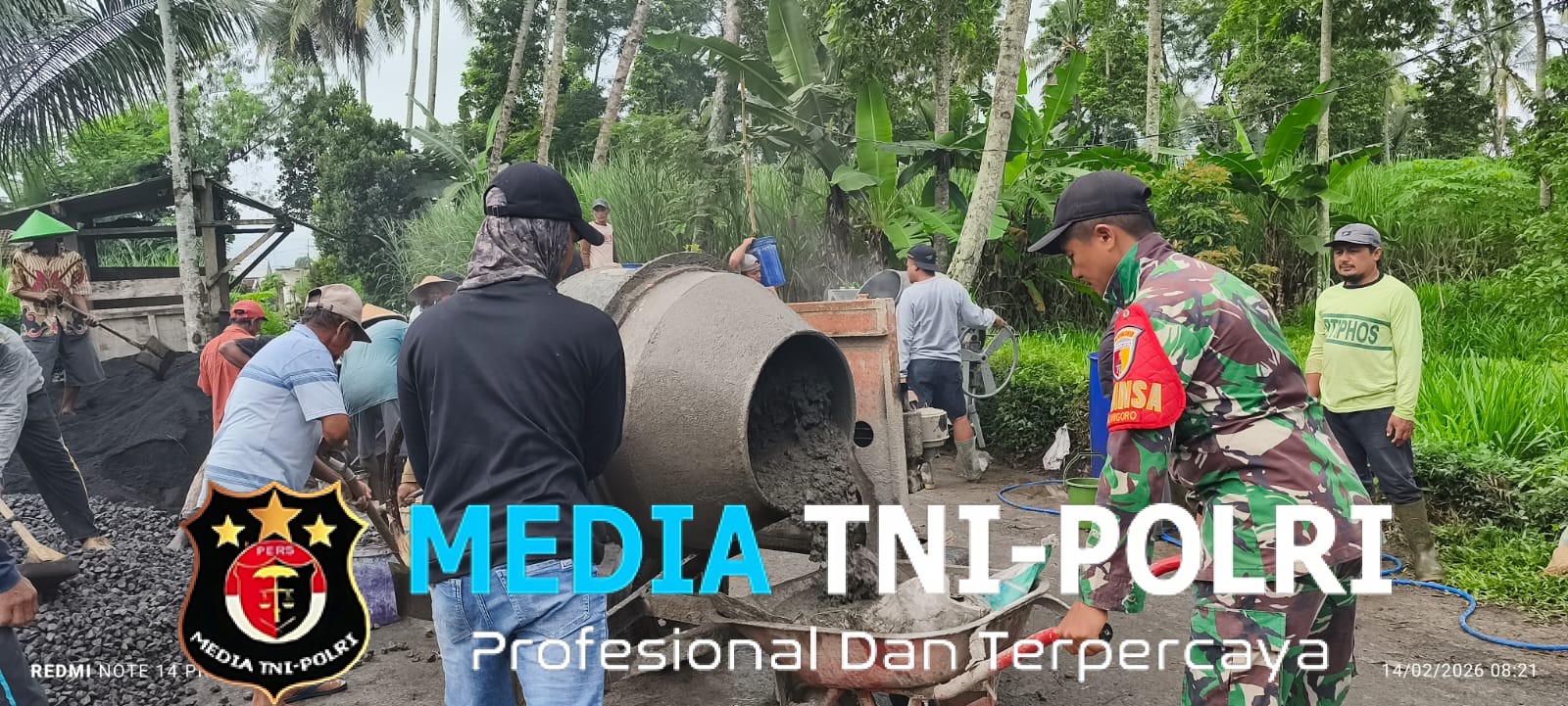 Babinsa Koramil 0818/35 Pagelaran Bersama Warga Gelar Karya Bhakti Pengecoran Jalan Makam Desa Kanigoro