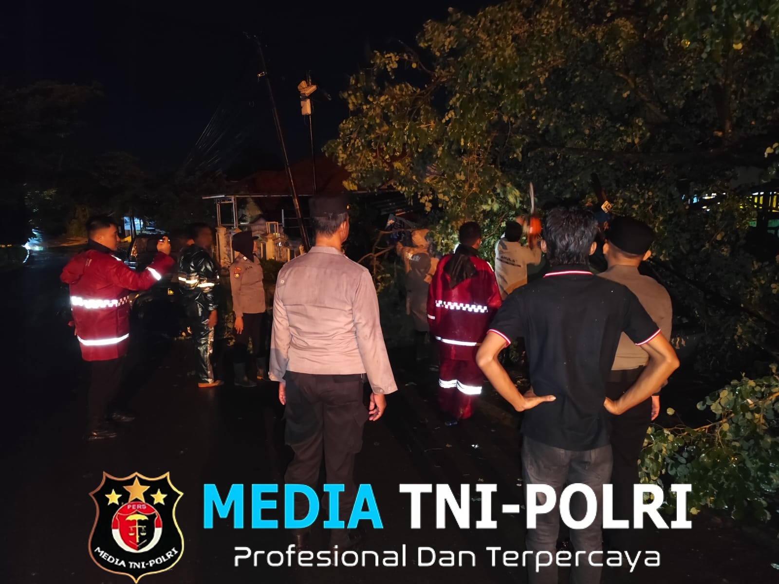 Satgas Bencana Polres Lampung Utara Gerak Cepat Evakuasi Pohon Tumbang di Sejumlah Titik