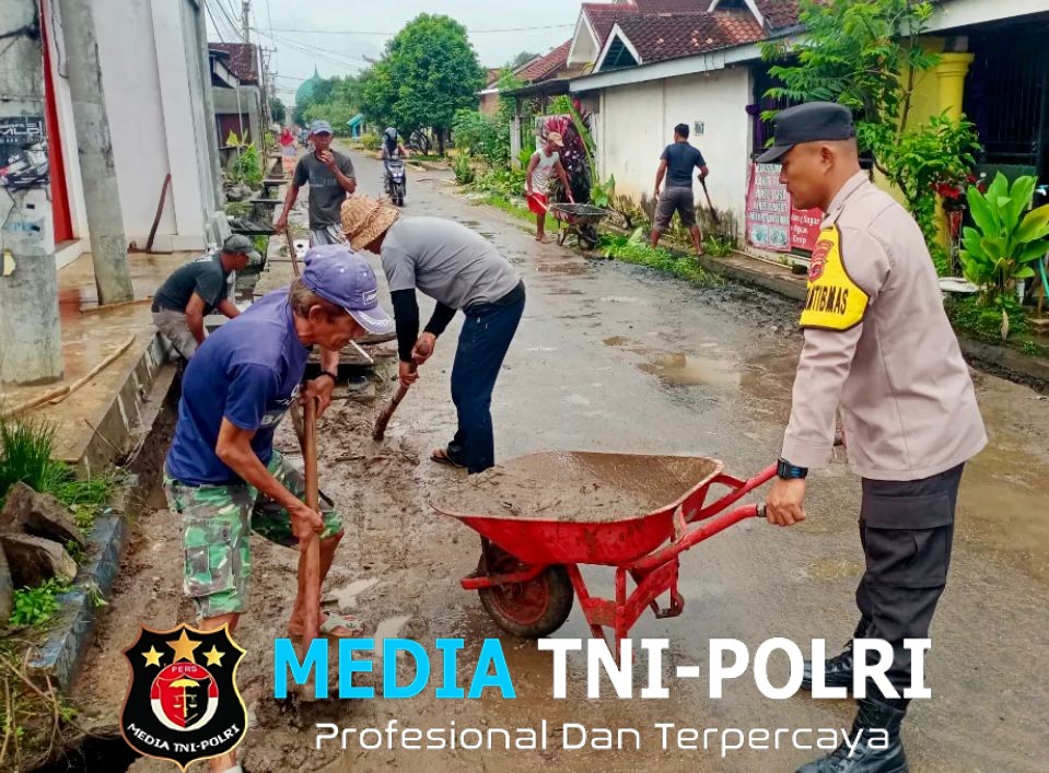 Bhabinkamtibmas Polsek Punggur Bersama Warga Nunggal Rejo Bersihkan Saluran Air Cegah Banjir