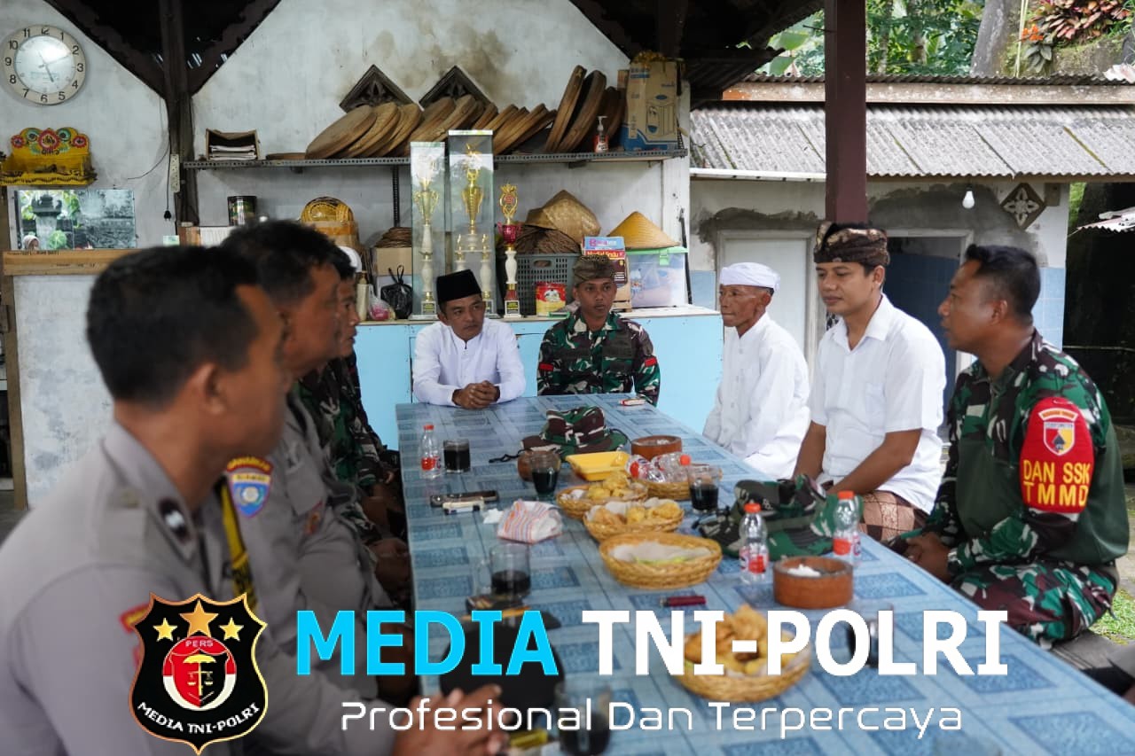 Satgas TMMD Ke 127 Kodim 0808/Blitar Laksanakan Komsos Dengan Tokoh Agama Hindu Di Desa Krisik
