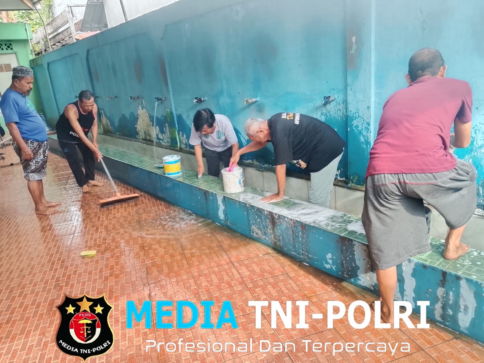 Jelang Ramadan 1447 H, Warga RT 05 dan 08 Jalan Nangka II, Kelurahan Mentawa Baru Hulu Bersih-bersih Masjid Nurul Kariim