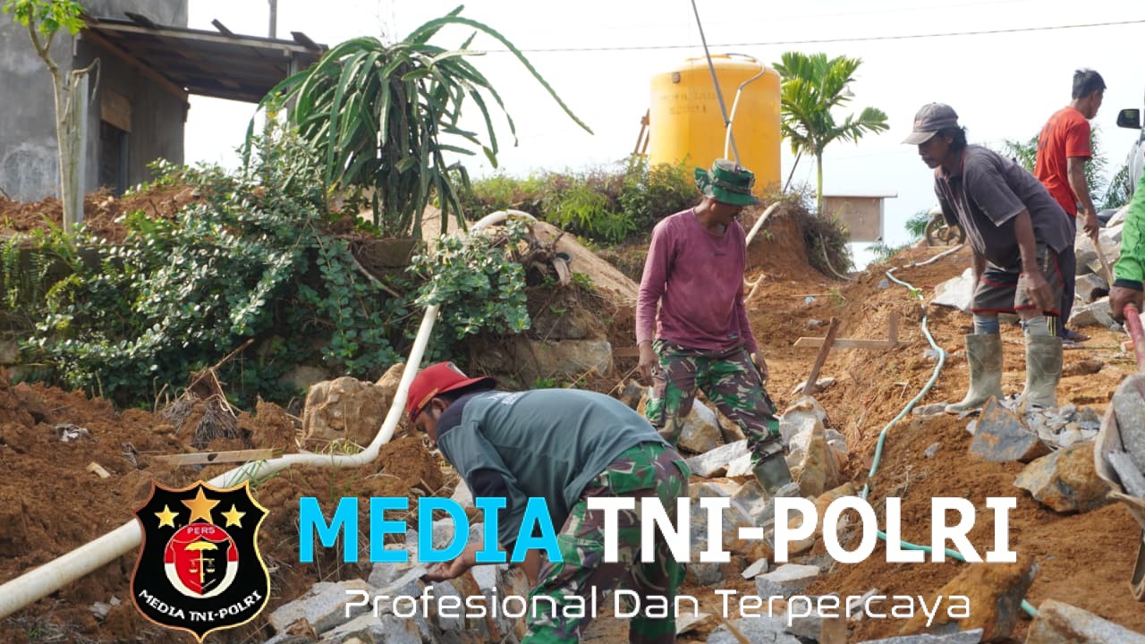 Tak Kenal Lelah, Meski Hari Libur Satgas TMMD Tetap Semangat Bekerja