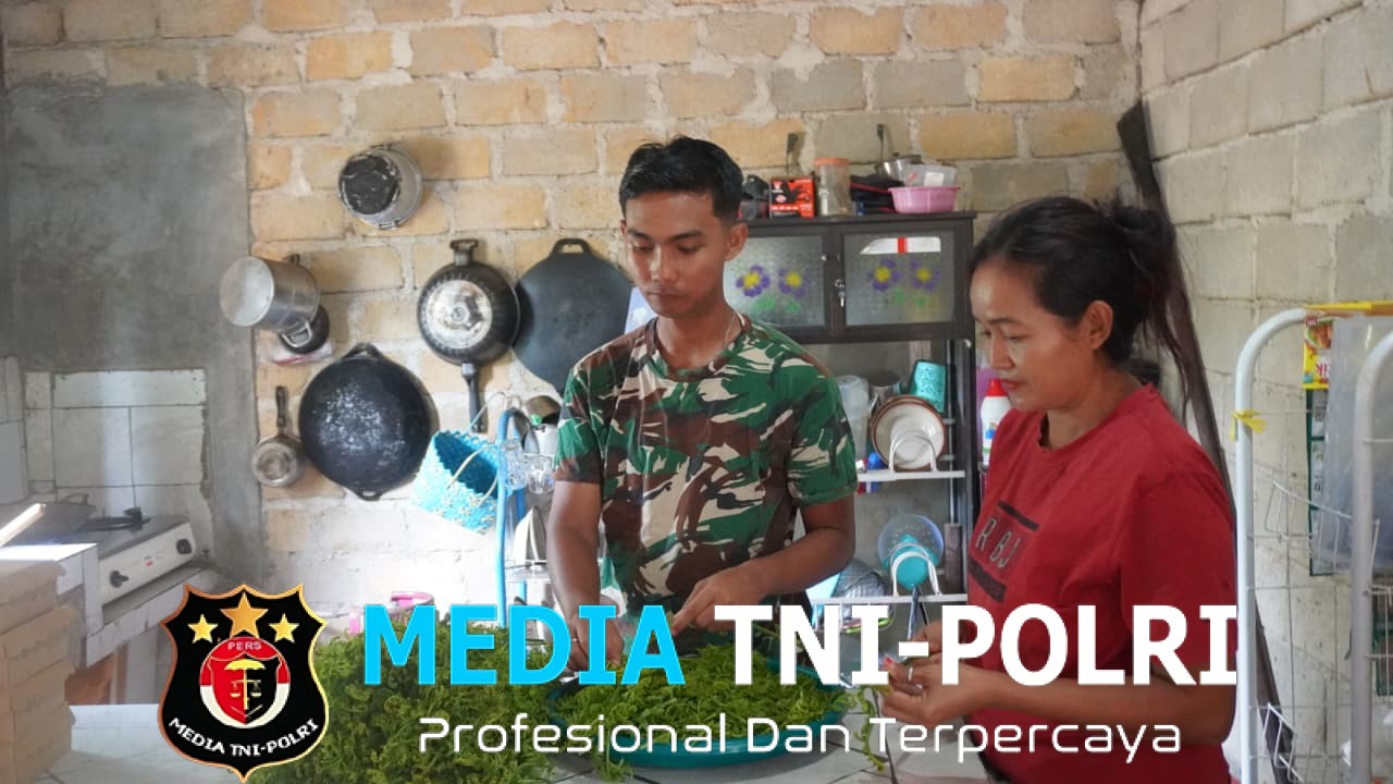 Keakraban Anggota Satgas TMMD Reg Ke-127 Bantu Masak Di Dapur