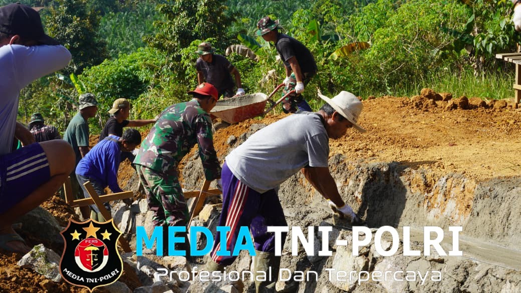 Hangatnya kebersamaan, Canda Tawa Warnai Gotong Royong Satgas TMMD Reguler ke-127