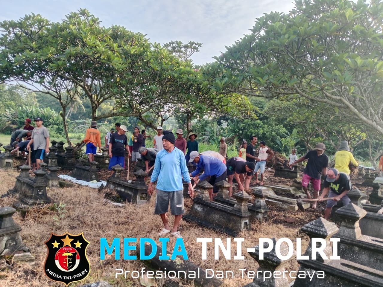 Menjaga Harmoni Antara Manusia, Leluhur dan Pencipta, Warga Dusun Blongan Trukan Pracimantoro Kompak Resik-Resik Kuburan