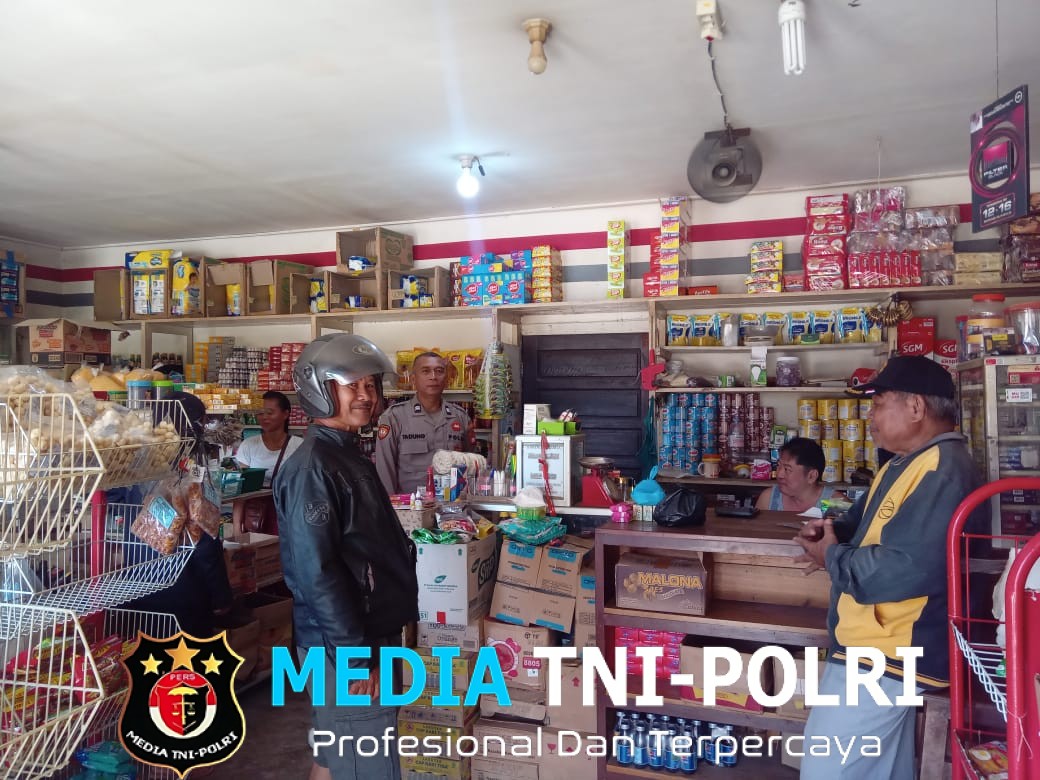 Manfaatkan Hari Libur, Polsek Mandor Sampaikan Himbauan Kamtibmas kepada Warga