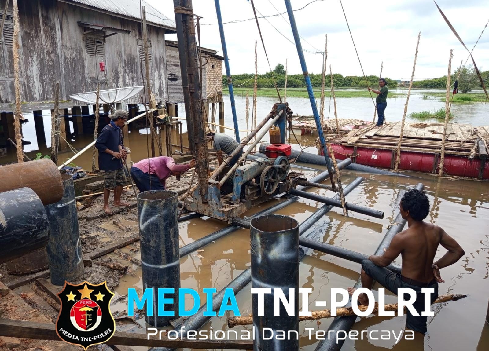 Kodim 0402/OKI Bangun Jembatan Gantung Sungai Dabuk, Harapan Baru Warga Desa Embacang di Tengah Tantangan Cuaca