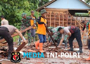 Polri-TNI dan BPBD Gotong Royong Bersihkan Puing Rumah Roboh di Giritontro, Korban Alami Kerugian Rp 35 Juta