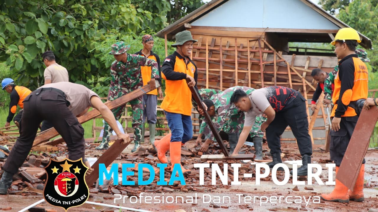 Polri-TNI dan BPBD Gotong Royong Bersihkan Puing Rumah Roboh di Giritontro, Korban Alami Kerugian Rp 35 Juta