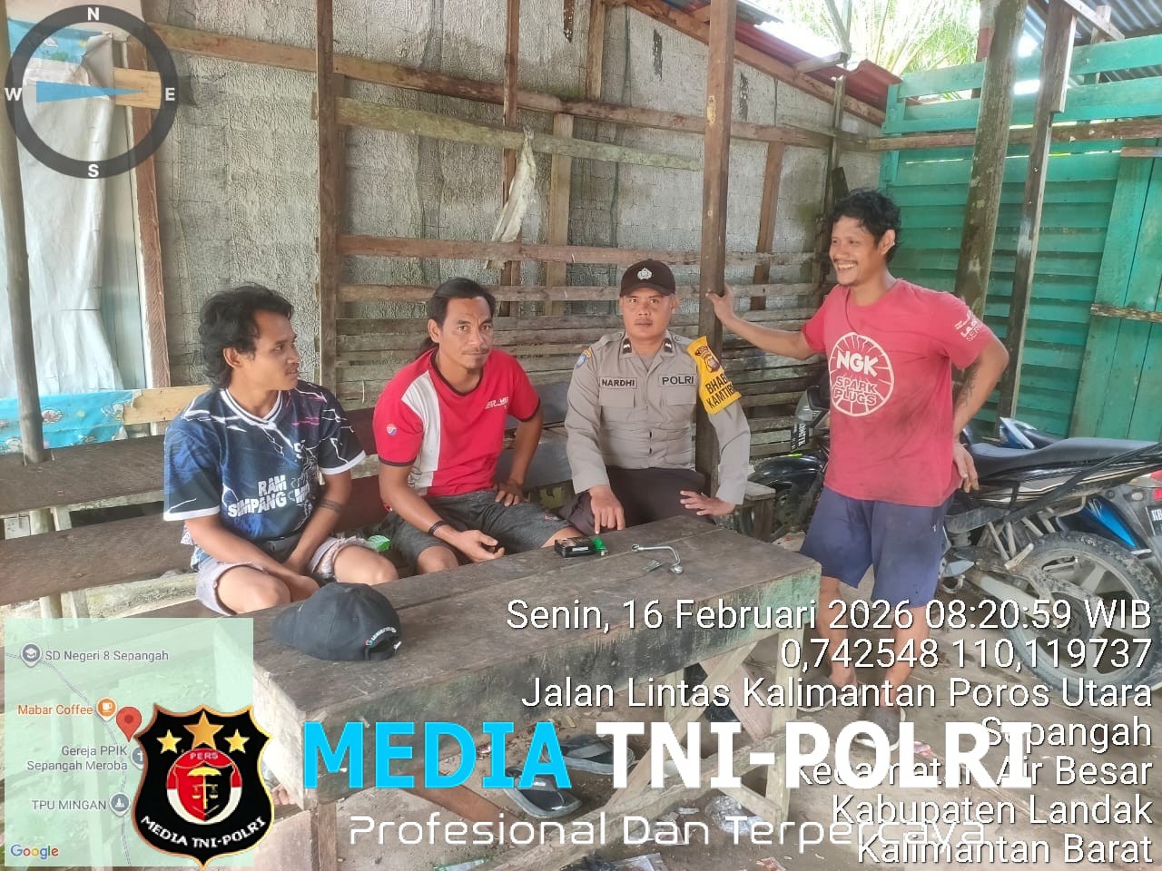 Bhabinkamtibmas Air Besar Pilih Cara Humanis Jaga Kamtibmas Sambang dan Ngobrol Santai