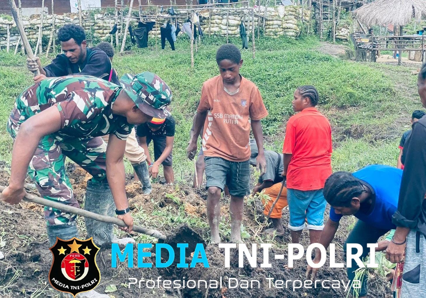 Berkebun Bersama, Panen Kebersamaan Pos Parim Satgas Yonif 751/VJS Edukasi “Dapur Hidup” untuk Kemandirian Pangan Warga Kakopom