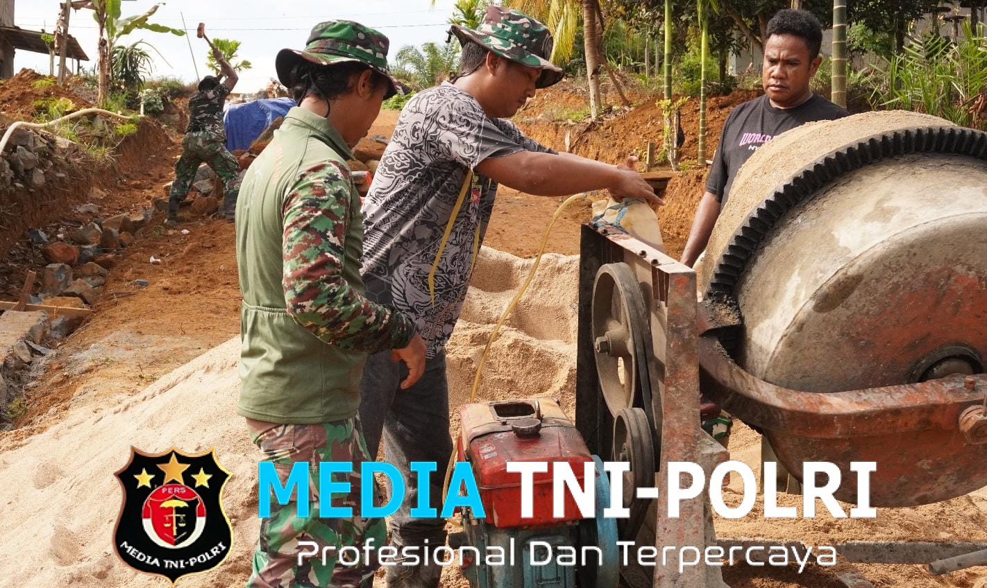 Sigap Anggota Satgas TMMD ke-127 Kodim 1015/Sampit Perbaiki Mesin Molen Yang Rusak