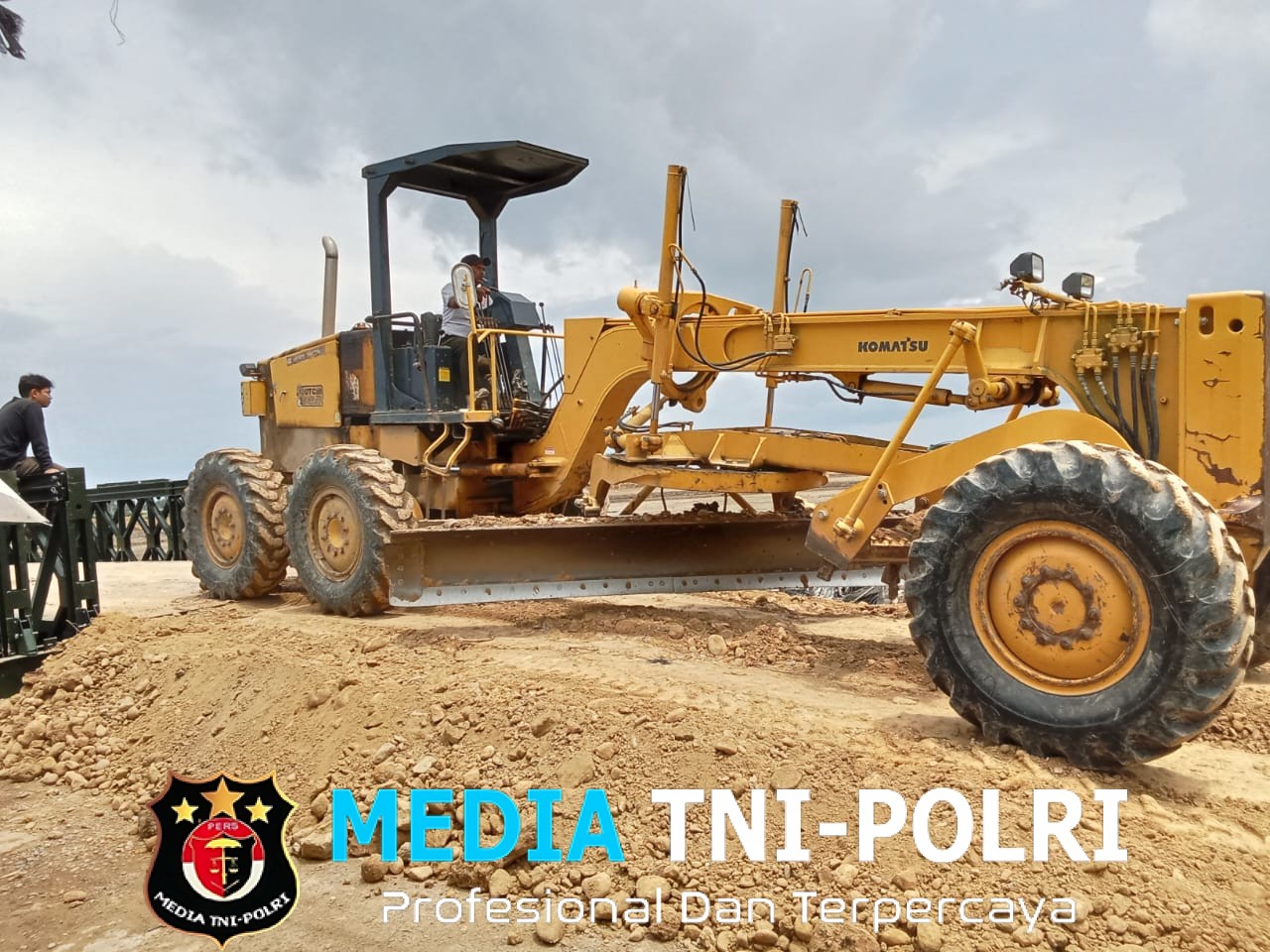 TNI Kebut Penimbunan Tanah Jembatan Bailey di Matang Puntong Demi Keselamatan Kendaraan