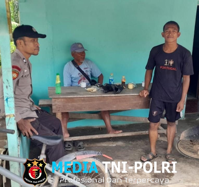Meski Hari Libur, Polisi Tetap Hadir di Tengah Warga Ngopi Bareng Sambil Sampaikan Himbauan
