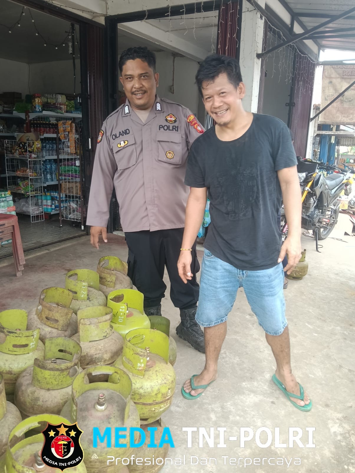 Dekat dengan Warga, Polisi Beri Edukasi Keamanan kepada Penjual Gas Elpiji