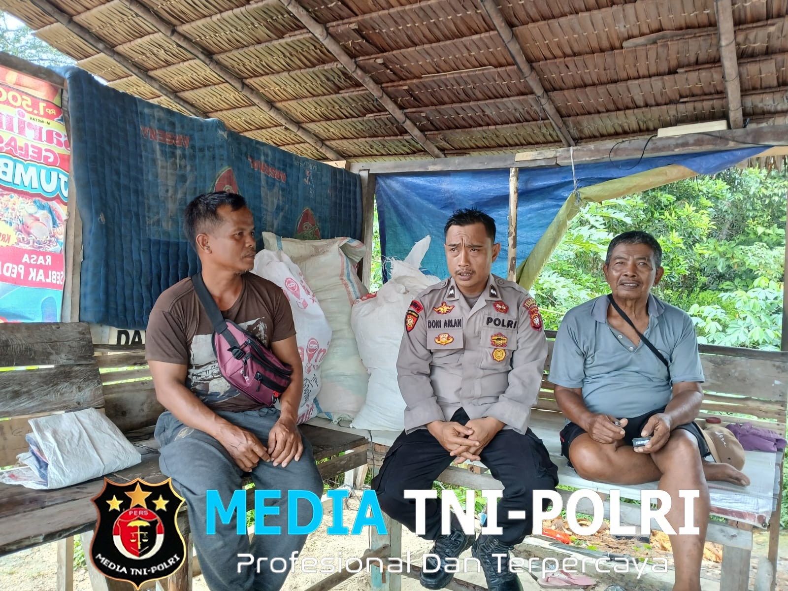 Polisi Hadir di Tengah Warga, Jalin Keakraban Meski Cuaca Tak Bersahabat