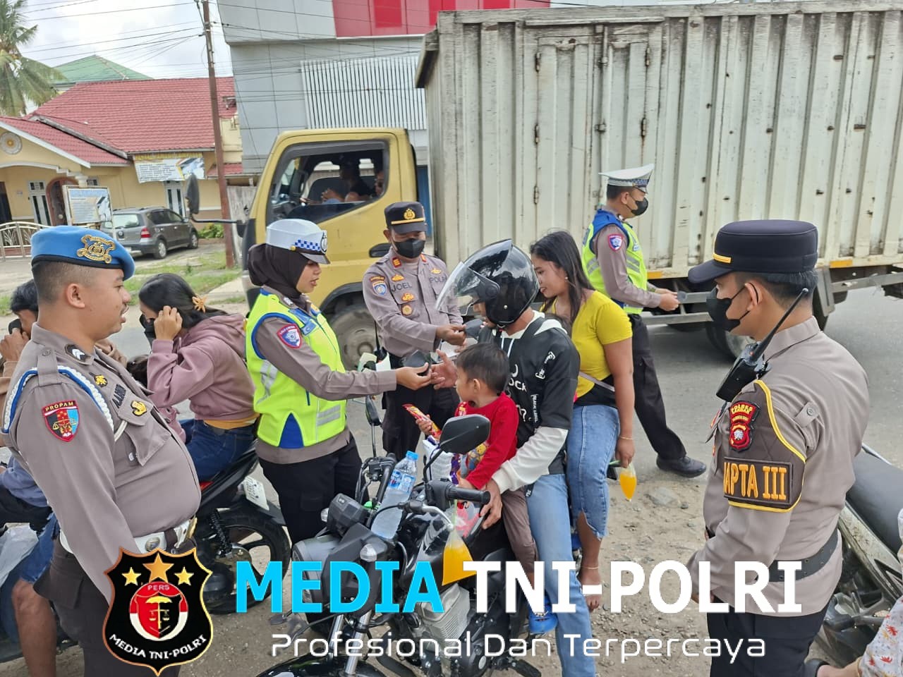 Peduli Lingkungan dan Kesehatan, Polres Landak Imbauan Karhutla dan Bagikan Masker