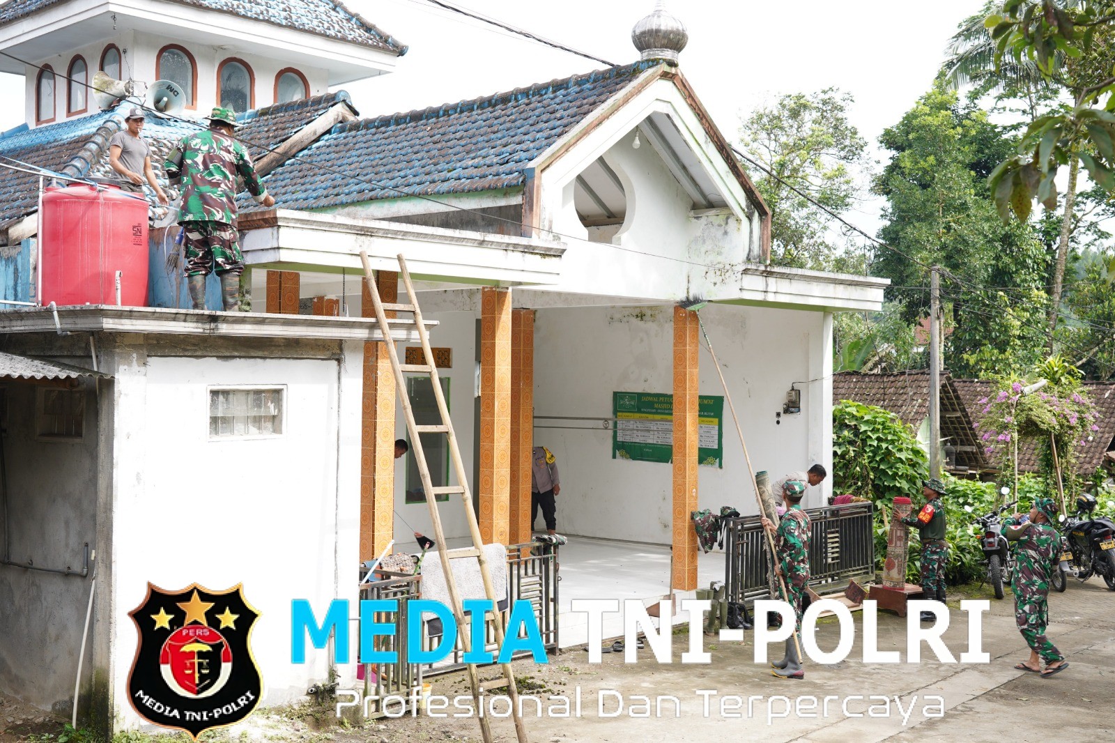 Sinergitas Satgas TMMD Ke 127 Kodim 0808/Blitar Dan Warga, Kerja Bakti Bersihkan Masjid Darul Muna Jelang Ramadhan