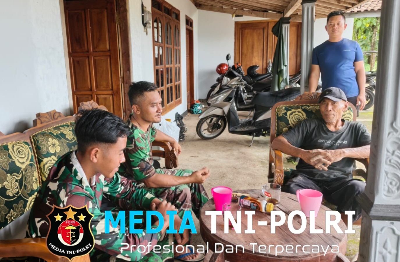 TNI Dekatkan Diri Dengan Warga Desa Kembang Di Sela Kesibukan TMMD 127