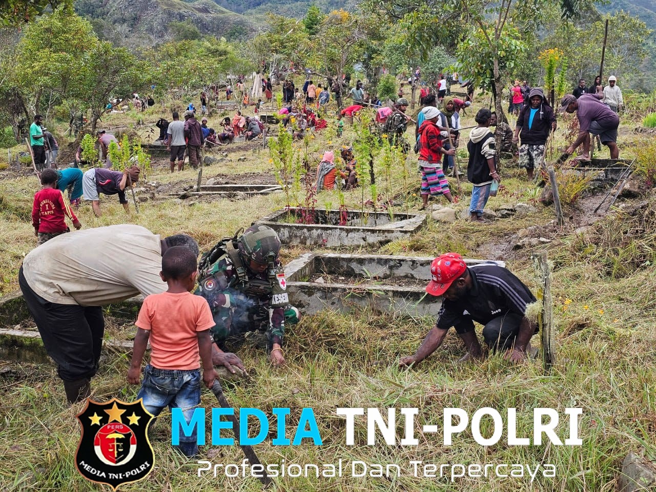 Karya Bakti Satgas Yonif 521 Gotong Royong Pembersihan Makam Islam di Distrik Walesi