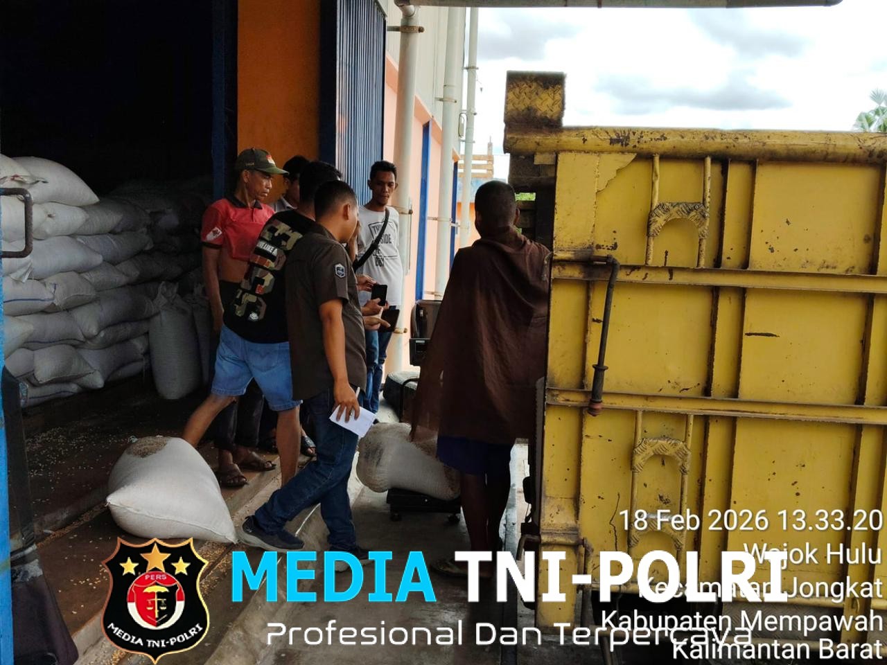 Polri Dukung Ketahanan Pangan, Polsek Meranti Antar Jagung Petani ke Bulog Pontianak