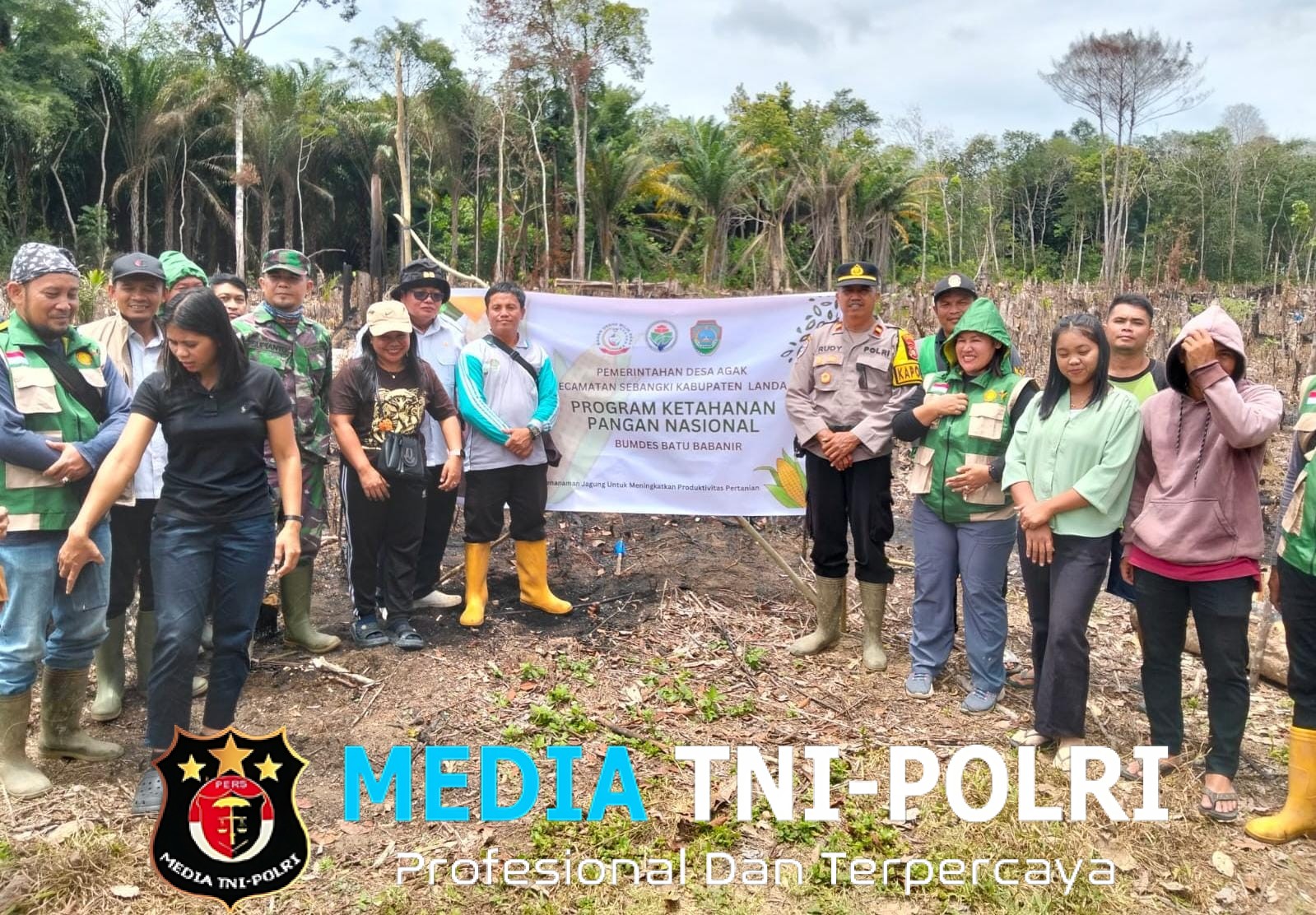 Dukung Ketahanan Pangan, Kapolsek Sebangki Bersama Forkopimcam Tanam Jagung di Lahan BUMDes