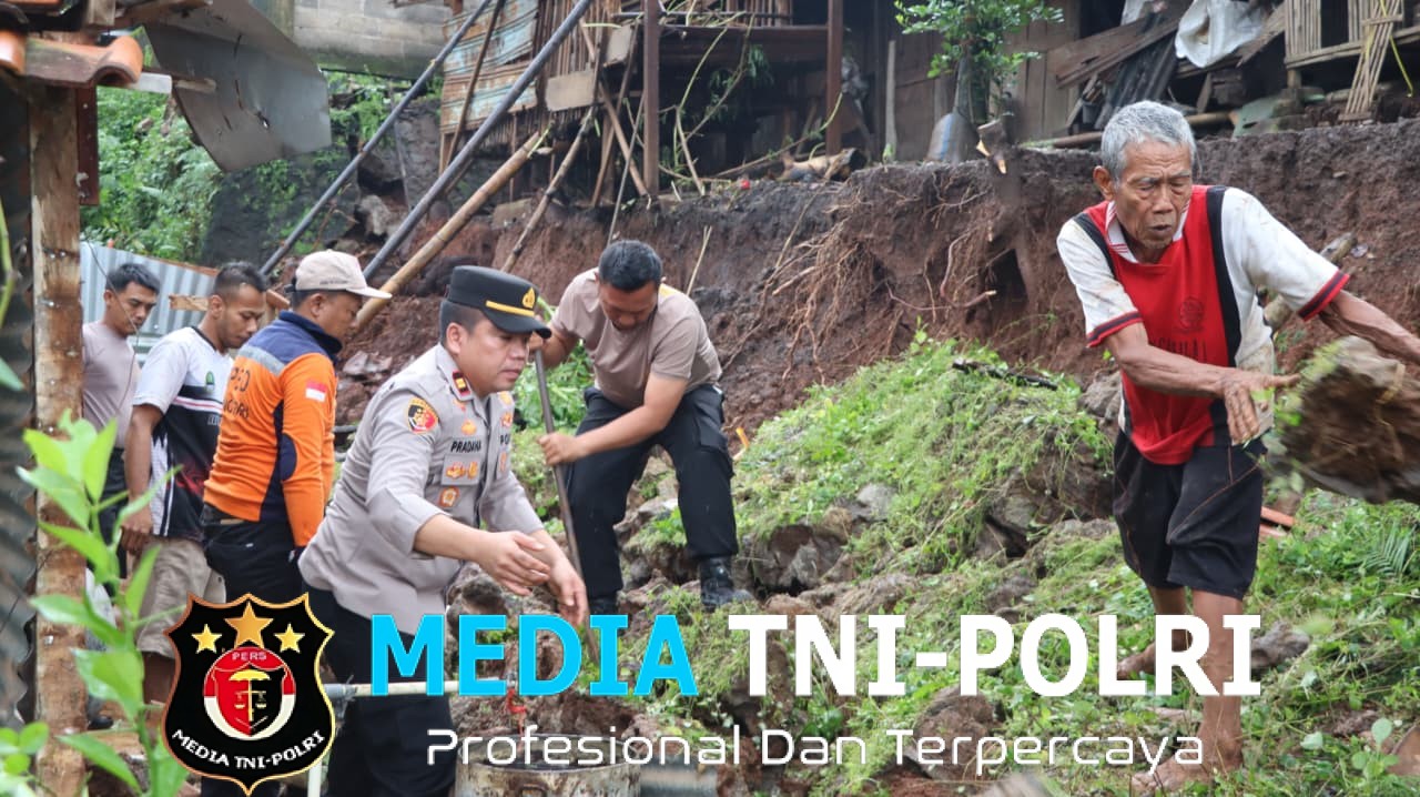 Hujan Lebat Picu Longsor di Giritirto Wonogiri, Talut 15 Meter Roboh Timpa Kamar Mandi Warga