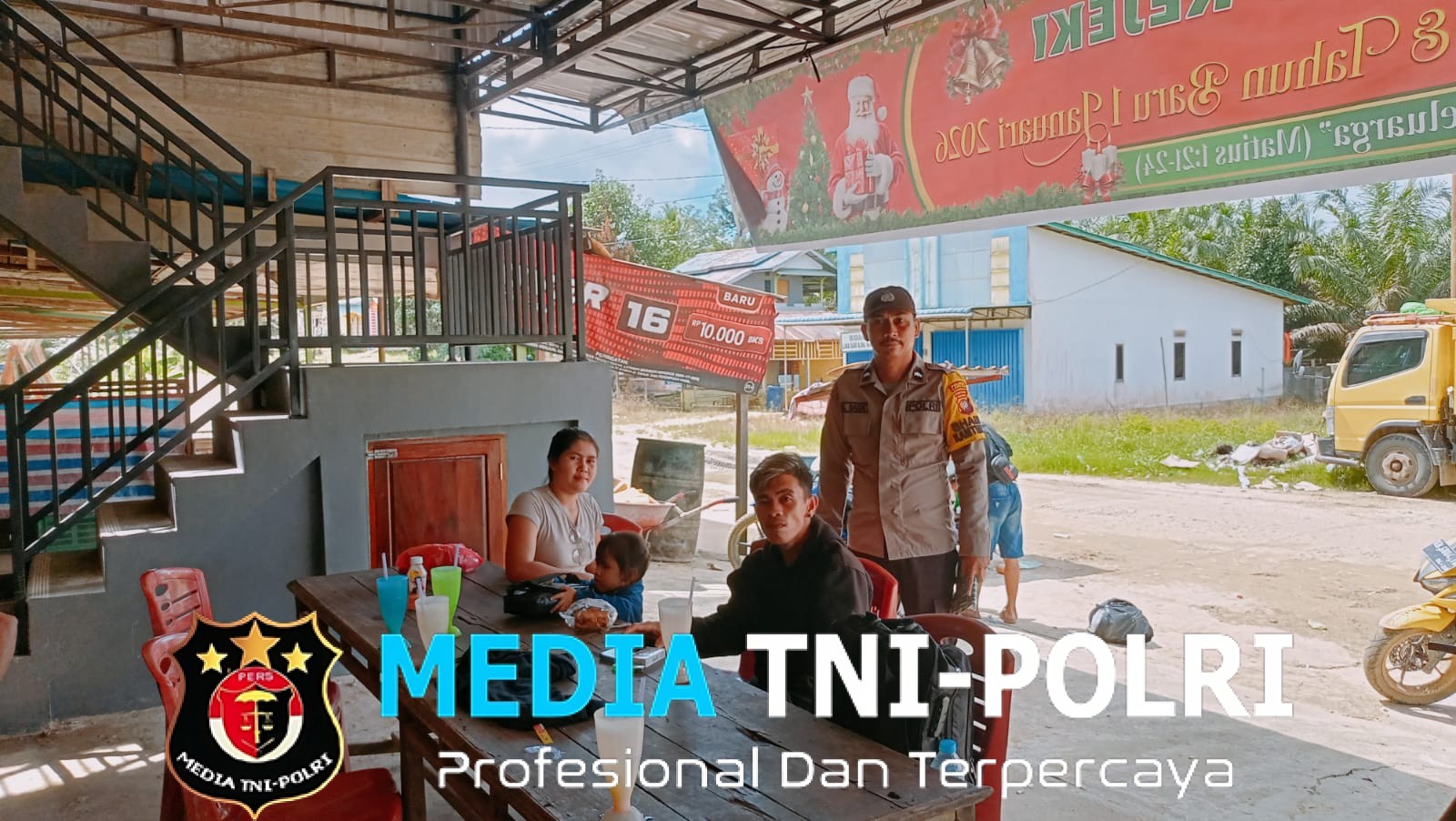 Personel Polsek Kuala Behe Saat Patroli Ajak Warga Bersama Jaga Kamtibmas Yang Kondusif