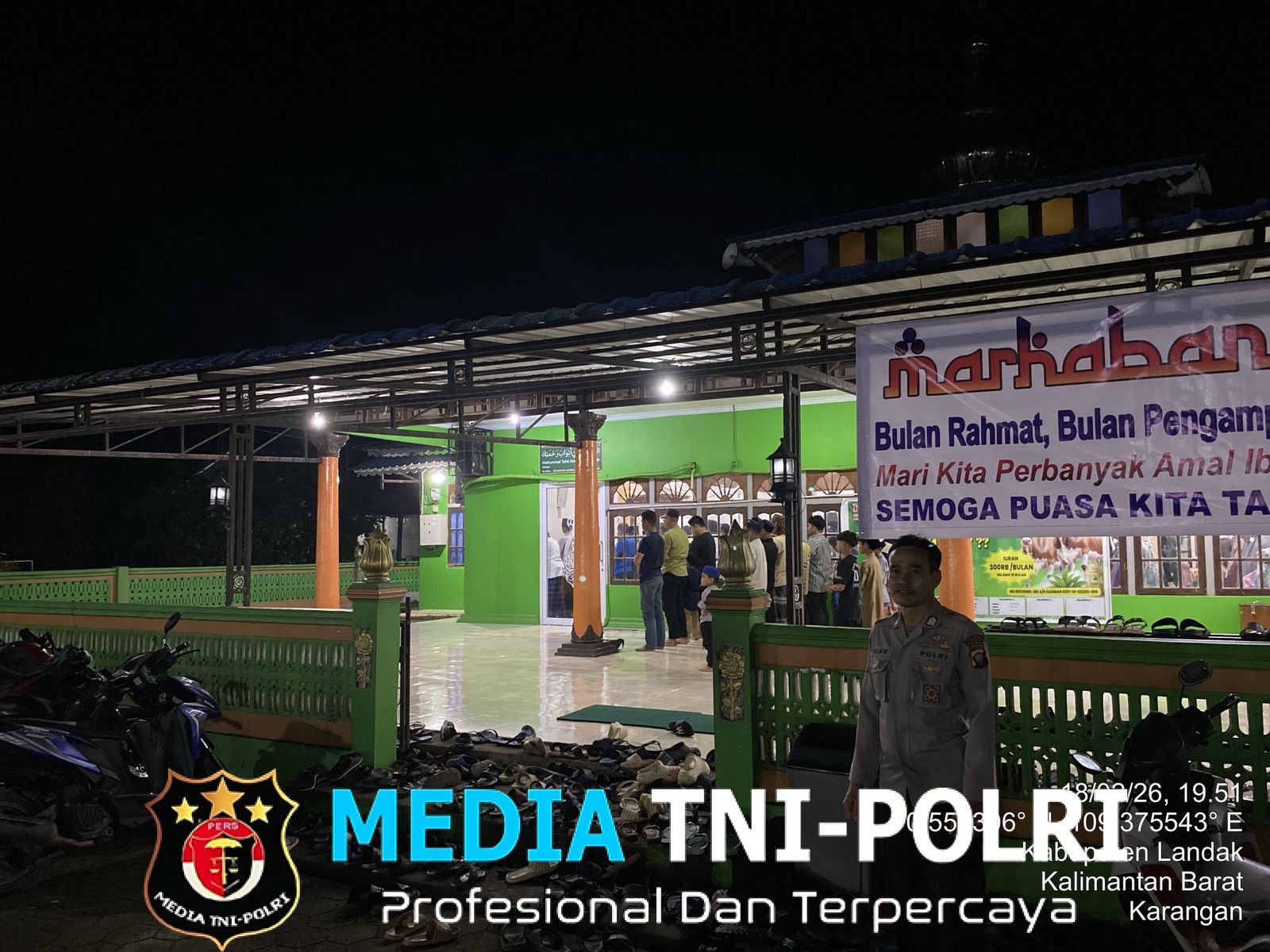 Personel Polsek Mempawah Hulu Amankan Ibadah Salat Tarawih di Masjid Nurul Bustanul Jannah Karangan