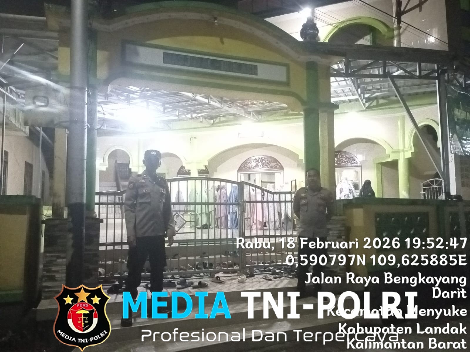 Samapta Polsek Menyuke Amankan Sholat Taraweh Pertama Di Desa Darit