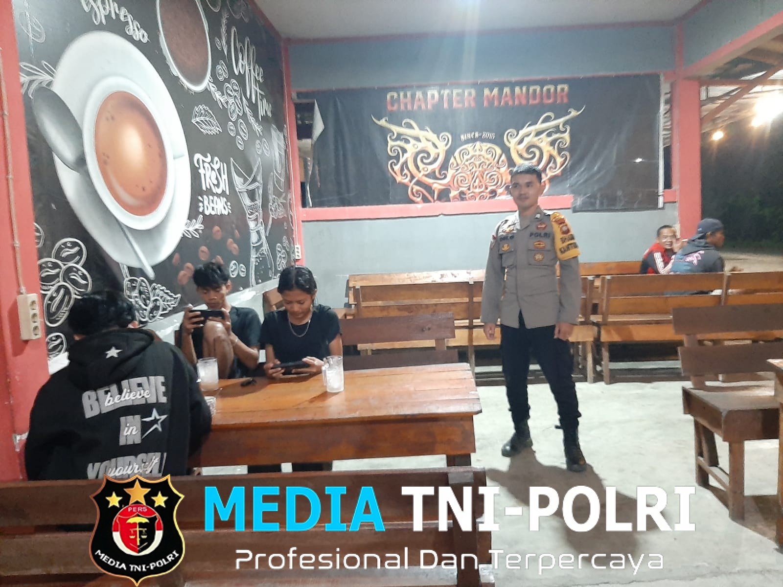 Polisi Hadir di Tengah Warga Saat Patroli Malam, Keamanan Jadi Prioritas