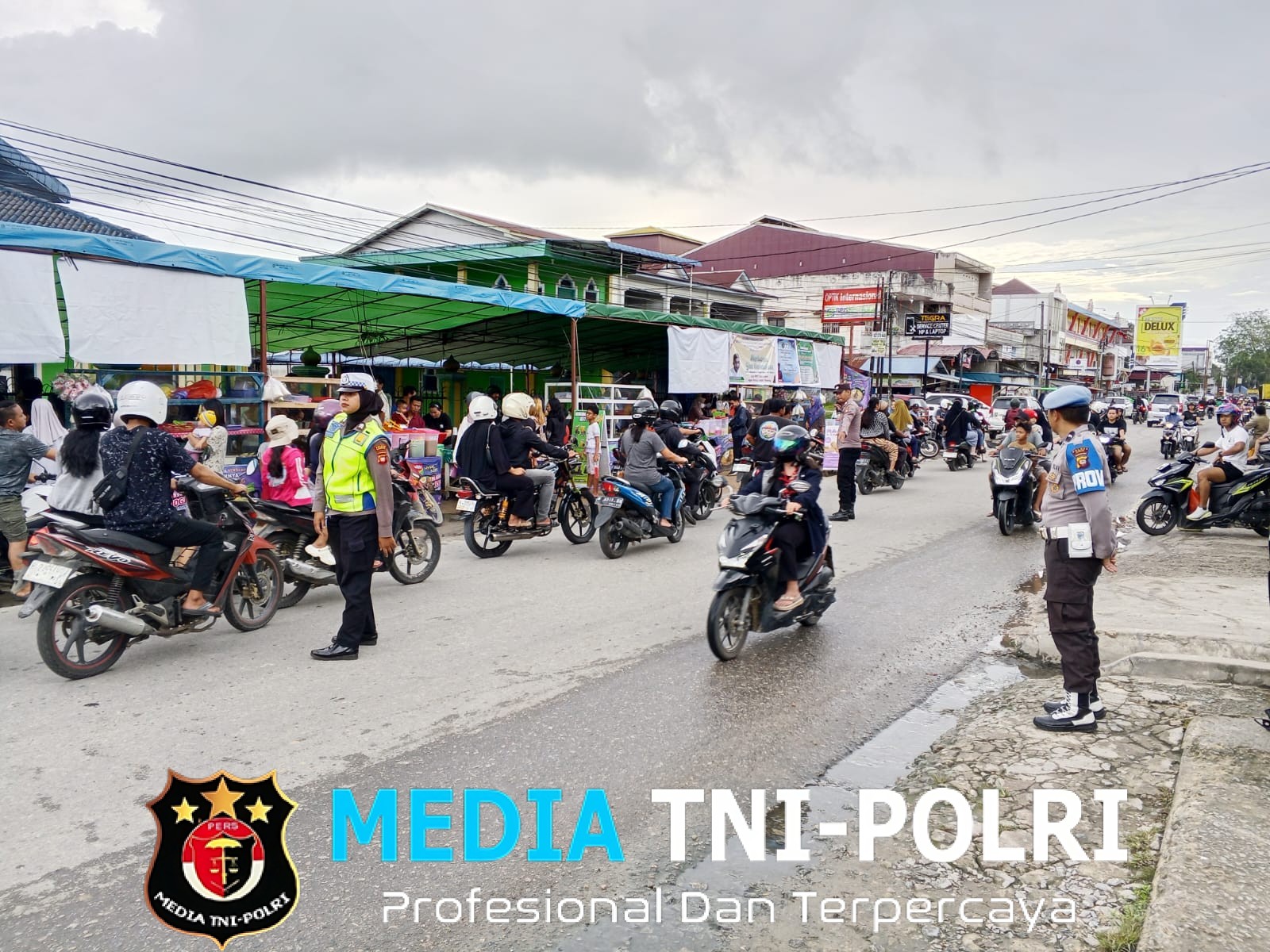 Warga Berbondong-Bondong Serbu Pasar Juadah, Polisi Laksanakan Pengamanan dan Atur Lalu Lintas